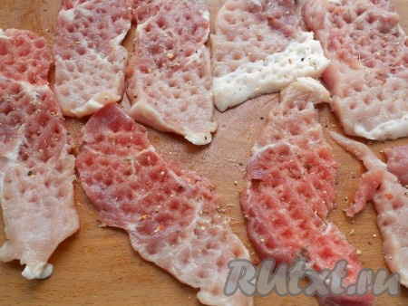 Отбить каждый кусочек молоточком. Посыпать специями для мяса.