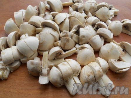 Шампиньоны порезать на 2-4 части.