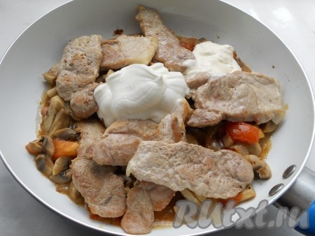 Добавить сметану, перемешать и тушить под закрытой крышкой минут 7.