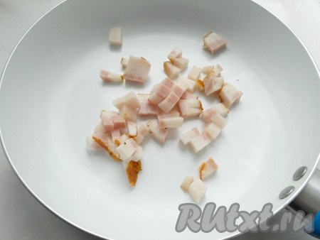 В читую сковороду выложить порезанный мелким кубиком шпик.