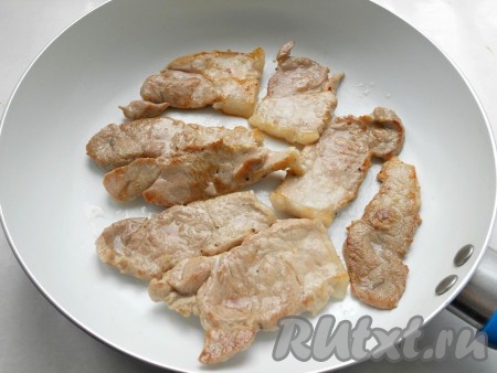 Мясо обжарить на растительном масле с двух сторон до небольшой румяной корочки, на довольно сильном огне (приблизительно по 3-4 минуты с каждой стороны). Выложить свинину на тарелку.
