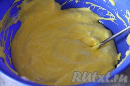 Отправляем посуду в микроволновку, подогреваем 20-30 секунд. Наша масса хорошо увеличится в объёме. Достаём посуду из микроволновки и хорошенько перемешиваем всю массу (до равномерного распределения красителя).