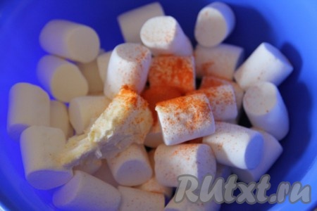 Берём достаточно объёмную посуду, которая подходит для приготовления блюд в микроволновке. В эту посуду перекладываем маршмеллоу, добавляем сливочное масло комнатной температуры, если нужно, всыпаем краситель.