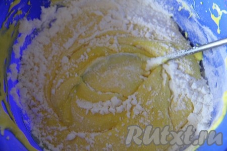 К получившейся массе частями добавляем просеянную сахарную пудру, тщательно вмешивая её.