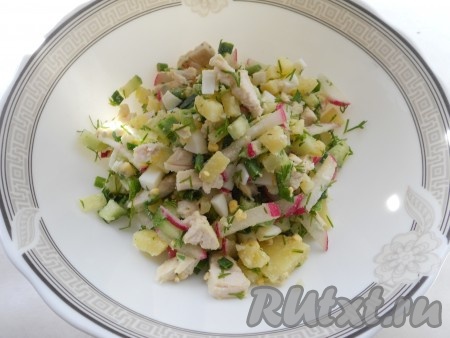 Разложить получившийся салат по порционным глубоким тарелкам.