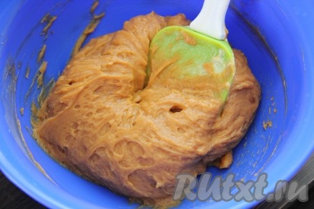 Добавить сгущенку комнатной температуры, миксером или венчиком все взбить до однородной и пластичной массы.