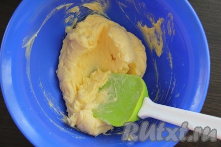 Масло комнатной температуры перетереть лопаткой.