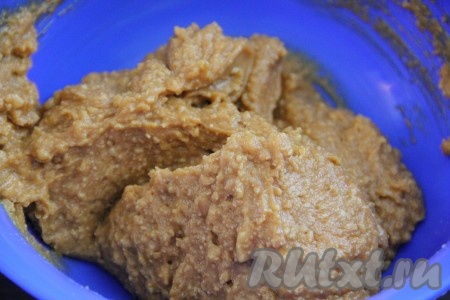 Всю массу перемешать хорошо миксером или ложкой.
