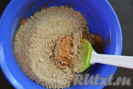 Печенье или остатки коржей перемолоть в блендере. Добавить в миску с кремом. Количество печенья регулируйте по внешнему виду крема. Крем не должен быть жидким и через чур густым, он должен прекрасно намазываться на торт.
