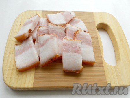 Сало порезать небольшими тонкими кусочками.