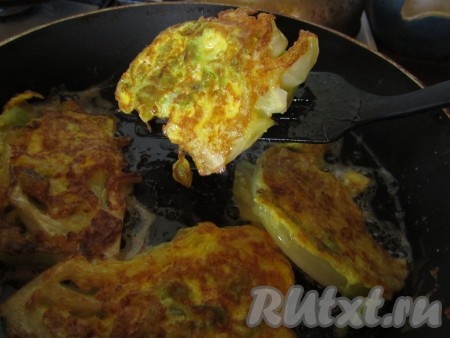 Обжаривайте кусочки капусты с двух сторон (до золотистого цвета) на среднем огне. Если немного листьев в процессе оторвалось от кусочков, это нестрашно. Тоже окуните их в яйцо. При жарке просто положите их сверху кусков капусты и обжаривайте всё вместе.