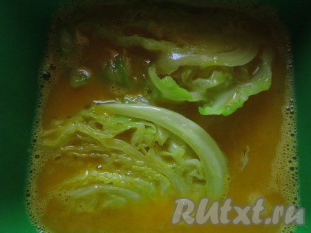 Разогрейте в большой сковороде растительное масло. Отваренные куски капусты окунайте с двух сторон в яйца.