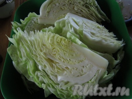 Нарежьте капусту на крупные части вместе с кочерыжкой. У молодой капусты кочерыжка совсем нежная и не имеет жёстких волокон. Она будет помогать сохранить форму кусочков.