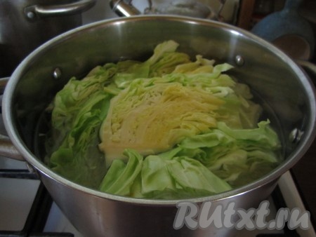 В большой кастрюле вскипятите воду с солью (примерно 1 чайная ложка соли на литр воды). Аккуратно опустите в кипящую воду части капусты (капуста должна быть полностью в воде), снова дайте воде закипеть, варите после закипания минут 10-12 (капуста должна стать достаточно мягкой).