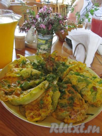 Сочные, аппетитные жареные шницели из молодой капуста переложите со сковороды на тарелку. Постепенно обжарьте в яйце все куски капусты. Затем посыпьте блюдо свежей зеленью и наслаждайтесь нежным вкусом шницелей!