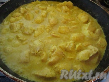 Готовьте курицу с карри, помешивая, ещё минут 10-15, пока соус немного не загустеет.