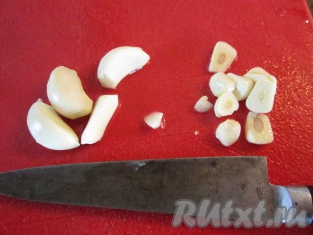 Чеснок очистите и крупно порежьте. Положите в нагретое масло и потомите полминуты.