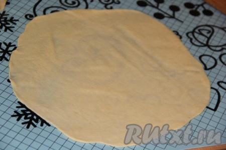 Раскатать тесто на столе в тонкие коржи. Выпекать каждый корж по отдельности в хорошо разогретой духовке при температуре 250 градусов. Как только корж зарумянится – вынимать.
