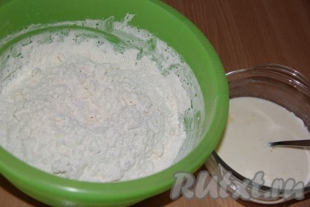 Сгрести масло с мукой в горку, сделать в этой горке небольшое углубление и потихоньку вылить жидкость. 