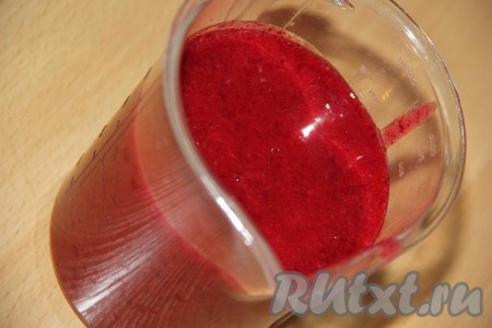 Приготовить клюквенный крем:&nbsp;перетереть в блендере клюкву с сахаром.
