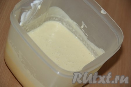 Соединить масло, сгущёнку и сметану, всё хорошо взбить миксером. Масляный крем для "Наполеона" готов.
