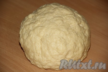 Всё смешать и быстро замесить эластичное тесто. Сформировать из теста шар, завернуть в пищевую плёнку и убрать в холодильник на 40 минут.