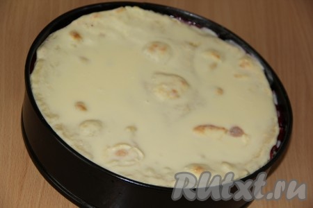 Готовый торт поставить в холодильник минимум на ночь.