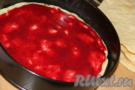 Собрать торт "Наполеон": готовым коржам придать форму (обрезать края), затем промазать коржи кремом, чередуя клюквенный, а затем масляный крем.
