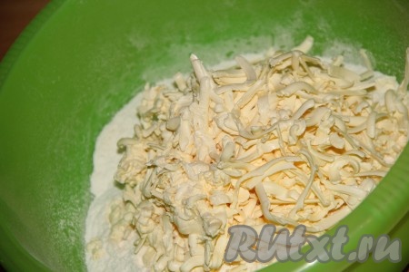 Муку просеять, масло натереть на крупной тёрке и добавить к муке. Перемешать муку и масло.