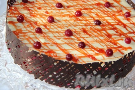 Украсить по желанию вкусный торт "Наполеон", пропитанный нежным кремом. Я сделала шоколадную решётку, верх торта покрыла ягодным джемом и украсила ягодами.
