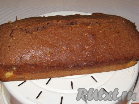 Выпекать в заранее разогретой до 170 духовке около 40 минут (готовность определять деревянной шпажкой). Готовый кекс достать, дать немного остыть в форме. Затем аккуратно достать из формы, освободить от пергамента и полностью остудить на решетке.