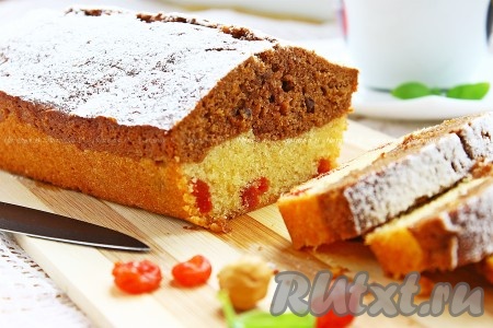 Вкусный кекс с шоколадом, вяленой вишней и орехами посыпать сахарной пудрой и нарезать на порционные кусочки.