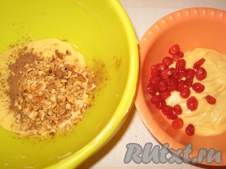 Тесто разделить на 2 части: в одну добавить какао и орехи, перемешать до однородного, шоколадного цвета; в другую - вишню, перемешать.
