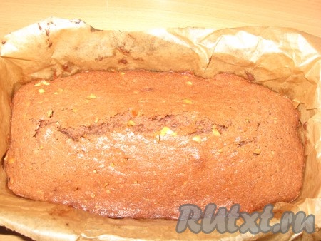 Выпекать в заранее разогретой до 170 духовке около 40 минут (готовность определять деревянной шпажкой). Готовый кекс достать, дать немного остыть в форме. Затем аккуратно достать из формы, освободить от пергамента и полностью остудить на решетке.