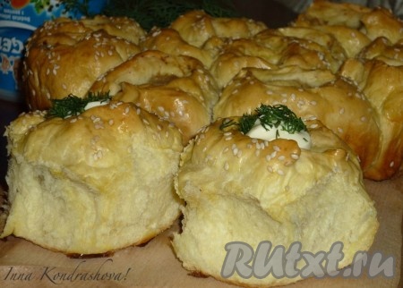 Готовый отрывной пирог с мясом достать из духовки, дать немного остыть, затем разделить на булочки и можно подавать к столу. Я при подаче в каждое отверстие в булочке положила по 1 чайной ложке сметаны и посыпала мелко нарезанным укропом. Выпечка получается и сытной, и аппетитной, и очень вкусной!