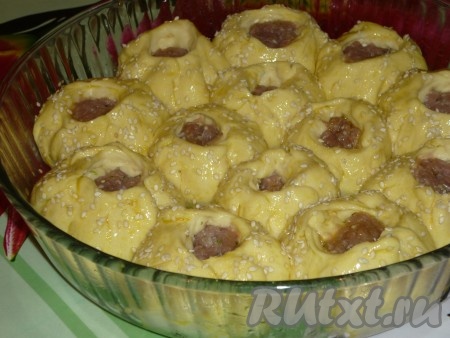 Посыпать кунжутом и оставить отрывной пирог с мясом на 10-15 минут, чтобы он немножко "подошёл".