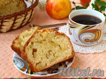 Манник с яблоками на кефире
