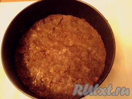 Дно формы (диаметр 20 см) застелить бумагой для выпечки, смазать маслом. Выложить крошку из печенья, уплотнить. Выпекать в духовке при температуре 180 градусов 10 минут. Затем&nbsp; охладить основу в форме.
