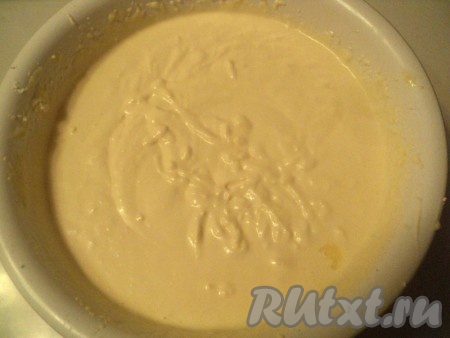 В мягкий творог добавить яйца, сгущенное молоко и погружным блендером смешать в однородную массу.