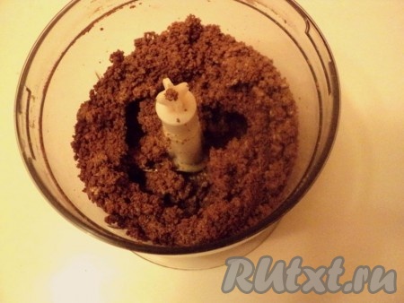 Печенье поломать на кусочки и измельчить в блендере в крошку. Добавить мягкое сливочное масло, желток и&nbsp; хорошо размешать.
