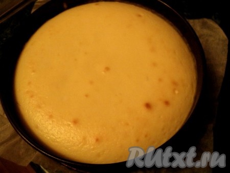 Готовый чизкейк со сгущенкой охладить до комнатной температуры и поставить в холодильник на 6 часов, за это время он приобретет необходимую плотность и вкус.
