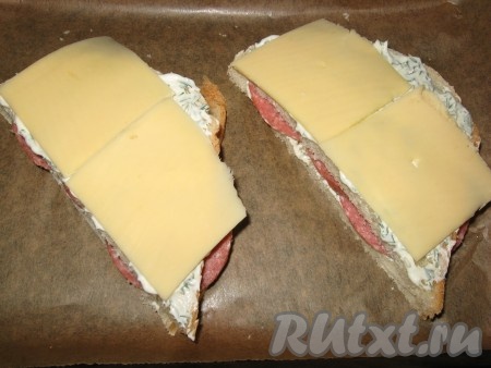 сверху второй кусочек хлеба, смазать соусом, выложить сыр в один ряд,
