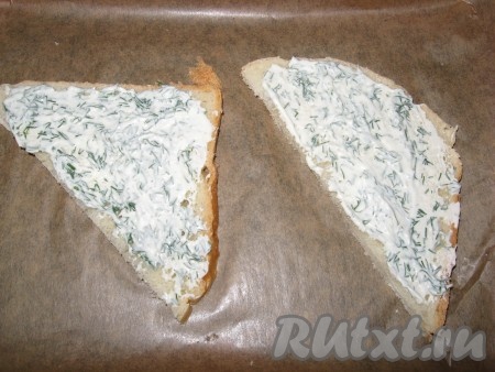 Майонез, мелко порубленную зелень, соль, перец, мелко рубленный чеснок (чеснок можно не использовать),  соединить и перемешать. Хлеб разрезать по диагонали на 2 части.

Собрать сэндвичи на противне, застеленном пергаментом: кусочек хлеба смазать соусом,