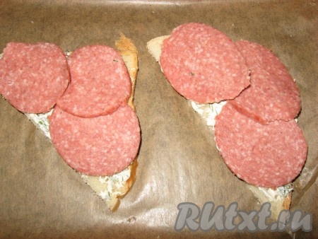 выложить колбасу в один ряд,
