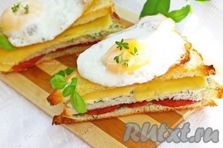 Выложить сверху на приготовленные сэндвичи, украсить зеленью и подавать на стол.
