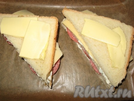 сверху третий кусочек хлеба, смазать сливочным маслом.