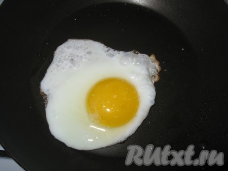 На сковороде пожарить глазунью.
