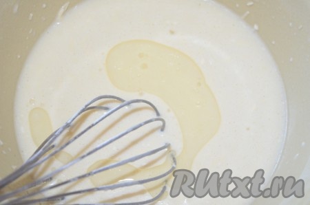 После этого добавить в тесто 2 столовых ложки масла и ещё раз перемешать.