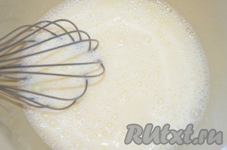 Добавить молоко, перемешать. Тонкой струйкой, непрерывно помешивая, влить кипяток.