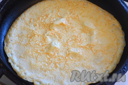 Жарить сырный блинчик с двух сторон (до золотистости) на среднем огне, затем переложить на тарелку. Перед тем как в очередной раз набрать половник теста, перемешивайте его. Постепенно пожарить все блины, складывая их аппетитной стопкой на тарелку. Поскольку растительное масло входит в состав теста, сковороду после жарки первого блина можно не смазывать маслом (но многое зависит от качества покрытия сковороды, на которой вы готовите).